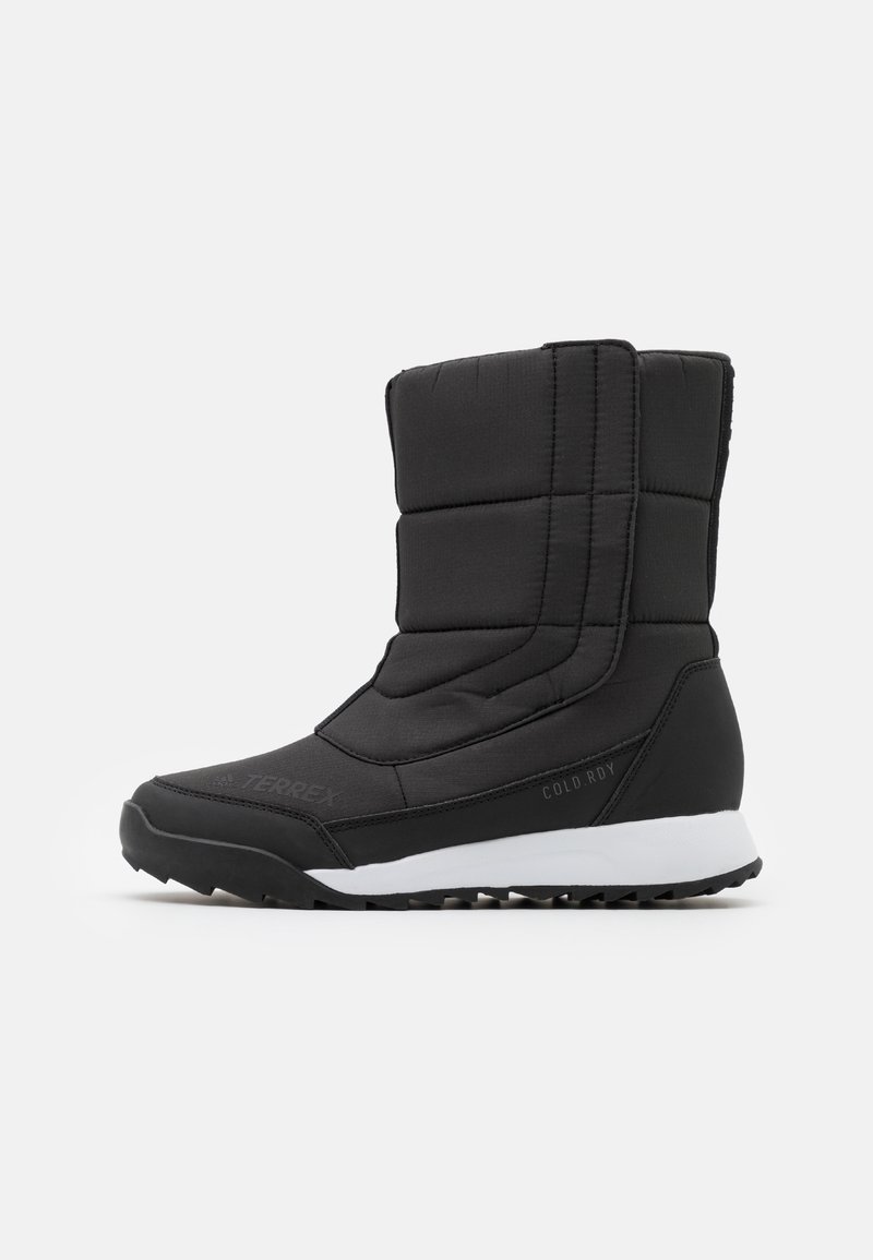 Botas aislantes negras con parte superior acolchada, suela de goma y entresuela blanca en contraste. Presentan el nombre de la marca "Terrex" y "COLD.RDY."