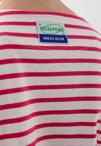 Scalpers STRIPES LABEL - Top s dlouhým rukávem - coral stripes