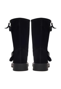Crne čizme od brušene kože do koljena s zaobljenim vrhom, imaju bočne kopče, detalje šavova i teksturiranu gumenu potplatu.