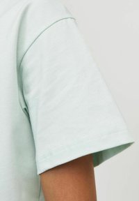 Jack & Jones Junior JORVESTERBRO SS CREW NECK NOOS - Marškinėliai su spaudiniu - skylight