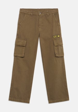 Pantalon cargo marron à jambes larges avec poches frontales, poches latérales à rabat, fermeture par boutons, et un patch jaune Off-White sur la cuisse droite.