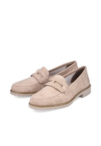 Mocassins en daim rose clair avec des côtés perforés, une semelle en caoutchouc plate et un accent de sangle sur la tige. Design minimaliste.