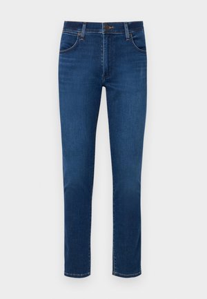 Donkerblauwe denim jeans met een recht gesneden ontwerp, voorzakken en een knoopsluiting bij de taille. Glad van textuur, minimale details.