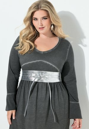 Vestido gris de manga larga con escote en V y un cinturón metálico plateado. El cinturón cuenta con un detalle de lazo, añadiendo textura y contraste a la tela.