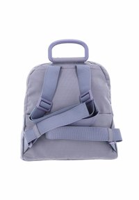 Zaino in tessuto viola con una forma strutturata, spallacci regolabili e una maniglia superiore. Presenta un materiale texturizzato e un design semplice.