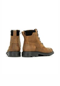 Botas de tobillo de cuero marrón con cuello texturizado negro, diseño con cordones, punta redondeada y suela de goma negra resistente.