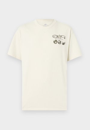 Crèmekleurig Nike T-shirt met korte mouwen, met de tekst "Nature in Motion" en drie wereldbolafbeeldingen op de linkerborst.