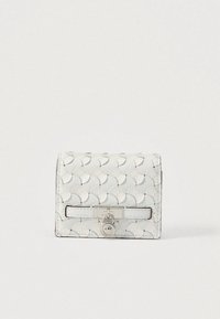 Hvid læderpung med bølgemønster, sølvhardware, rektangulær form og en låsedetalje foran. Tekstureret overflade med en glat finish.