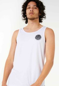 Weißes Tanktop mit rundem Ausschnitt und einem kreisförmigen schwarzen Logo auf der linken Brust. Hergestellt aus einem glatten, leichten Stoff.
