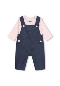 Salopette en jean bleu foncé avec un haut à manches longues rose. Comprend des manches à volants, le logo « BOSS » et deux poches avant avec des boutons roses.