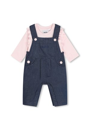 Denim overall in donkerblauw met een roze longsleeve top. Heeft gerimpelde mouwen, het 'BOSS' logo en twee voorzakken met roze knopen.