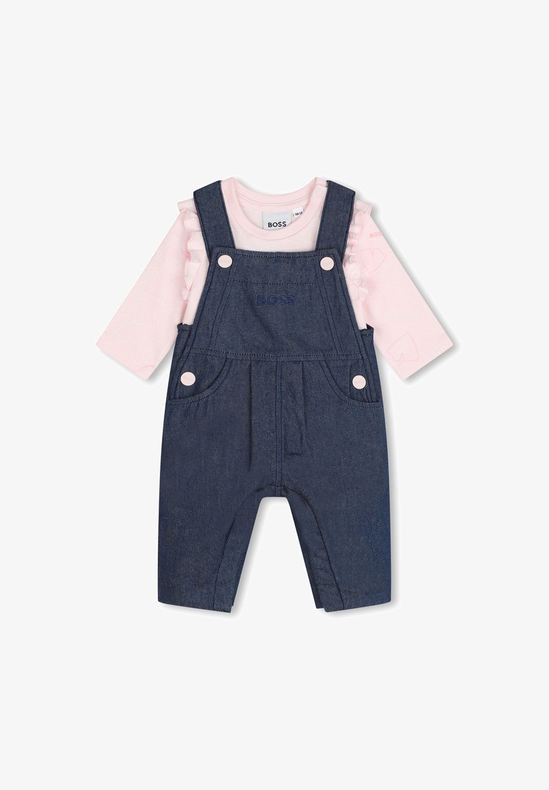 Salopette en jean bleu foncé avec un haut à manches longues rose. Comprend des manches à volants, le logo « BOSS » et deux poches avant avec des boutons roses.