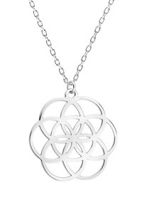 Silberne Halskette mit einem Anhänger im filigranen Blumendesign, bestehend aus miteinander verbundenen Kreisen mit ausgeschnittenen Elementen. Gliederketten-Stil.