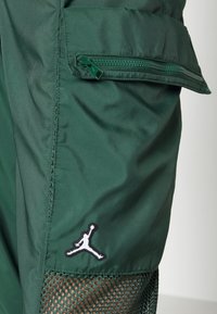 Jordan W J ESSEN UTILITY - Calças cargo - noble green