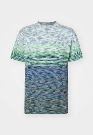 T-shirt à manches courtes avec un motif dégradé ; nuances de vert clair à bleu foncé. Fabriqué en tissu lisse avec de fines lignes horizontales.