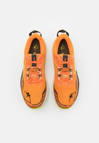 ASICS FUJI LITE 4 - Zapatillas de trail running - bright orange/neon lime