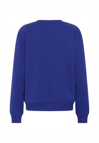 Modrá mikina s kulatým výstřihem, ribovanými manžetami a spodním lemem a hladkým povrchem. Bez grafiky nebo vzorů; má pohodlně spadlé ramena.