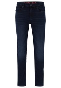 Jeans de mezclilla azul oscuro, con corte recto, cinco bolsillos y una cinturilla de marca roja con cierre de botón.