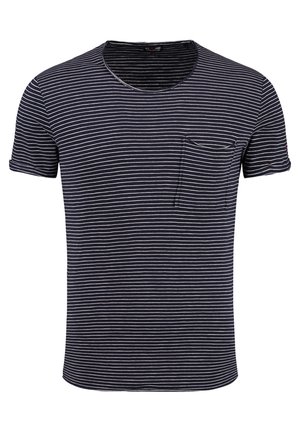 Mørkeblå kortærmet t-shirt med tynde hvide horisontale striber og en lille lomme på venstre bryst.