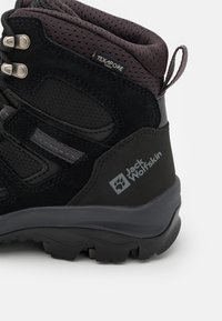 Svarta vandringsskor med en kombination av mocka och mesh-material. Texturerad yta, förstärkt häl och reflekterande Jack Wolfskin-logotyp.