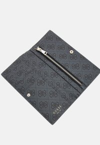 Cartera de tela negra con un patrón texturizado, compartimento con cremallera, herrajes en tono dorado y logo en relieve en el exterior.