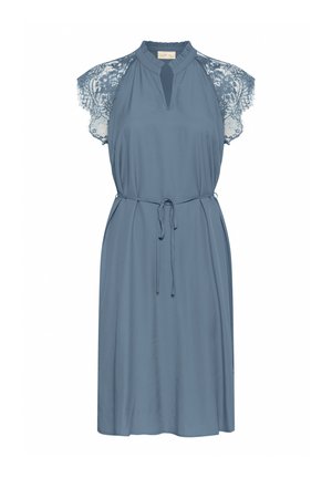 Hihaton, polvipituinen mekko pehmeässä sinisessä kankaassa, jossa on pitsikoristeet harteilla, avonainen kaula-aukko ja solmittava vyötäröyksityiskohta.