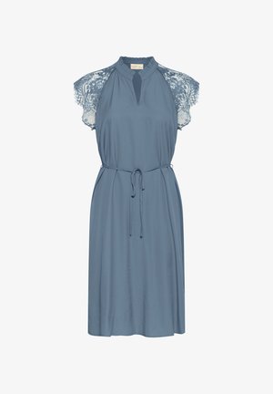 Hihaton, polvipituinen mekko pehmeässä sinisessä kankaassa, jossa on pitsikoristeet harteilla, avonainen kaula-aukko ja solmittava vyötäröyksityiskohta.