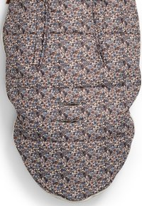 Blommönstrad sovsäck i marinblått, beige och rostfärgat, med en mjuk yta. Har tre öppningar och rundad form för enkel tillgång och komfort.