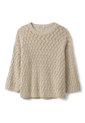 Beige gebreide trui met lange mouwen, opengewerkt zigzagpatroon en geribde ronde hals en zoom, plat gelegd op een witte achtergrond.