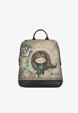 Zaino multicolore con design di un personaggio, raffigurante una ragazza in un vestito verde, manico nero e charm decorativi. Il testo recita "Sei fatto di magia."