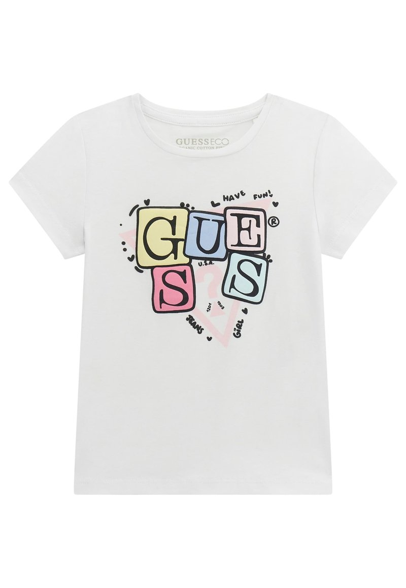 Camiseta blanca de manga corta hecha de algodón orgánico, con un gráfico colorido en letras de bloque que dice "GUESS", acompañado de bocetos y acentos de texto juguetones.