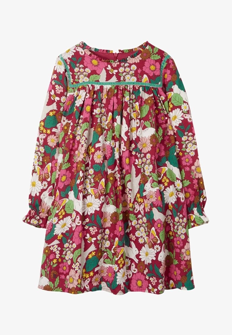 Robe rose à manches longues avec motifs floraux, papillons, oiseaux et lapin blanc, et accents de feuilles vertes, froncée sous le yoke avec une bordure bleu clair.