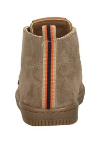 Beige Wildleder-Stiefelette mit braunem Gummi-sohle, ausgestattet mit einem hinteren elastischen Riemen in beige, orange und maritimblauen Streifen.