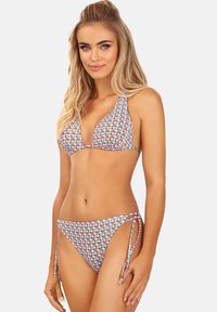 Triangularny top bikini i niski dół wykonane z tkaniny w kolorowy geometryczny wzór w odcieniach niebieskiego, pomarańczowego i zielonego. Związane po bokach.