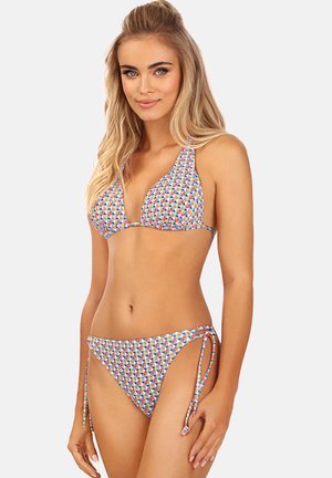 Triangularny top bikini i niski dół wykonane z tkaniny w kolorowy geometryczny wzór w odcieniach niebieskiego, pomarańczowego i zielonego. Związane po bokach.