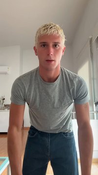 Pilka trumpa rankovė t-shirt su priekyje esančiu kišenės detalė, derinama su tamsiai mėlynomis džinsinėmis kelnėmis. Lygus audinys, prigludęs dizainas, neutralios spalvos.