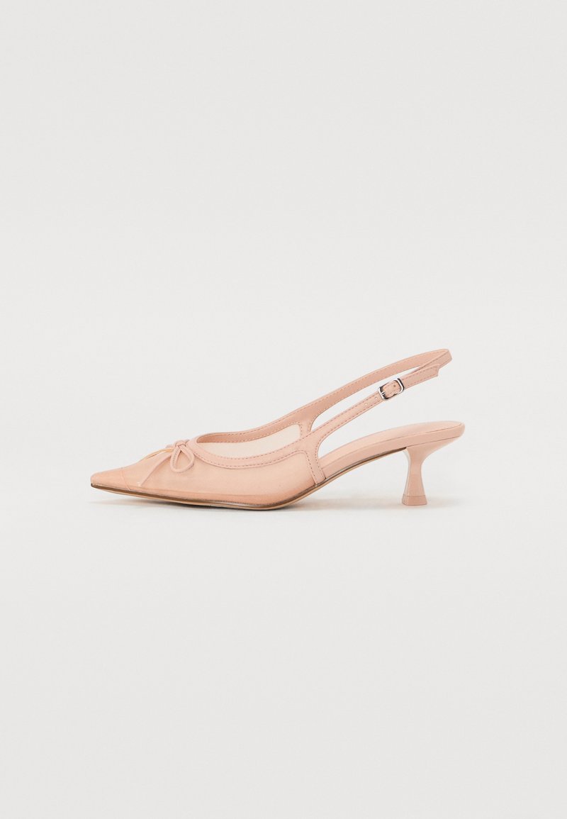 Slingback čevlji z ostrim prstom v rožnato patentni usnje, z detajlom pentlje spredaj in nizko, debelo peto.