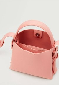 Petit sac à main rose en cuir lisse. Doté d'un haut ouvert avec une fermeture pression et d'une seule bandoulière. Conception compacte avec des accents minimalistes.
