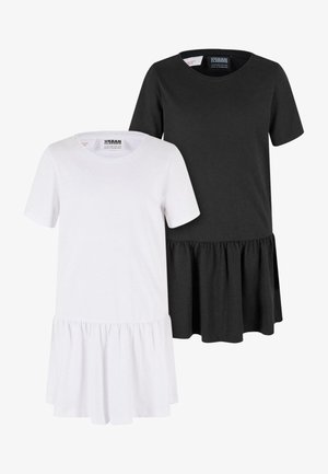 Kratkovlasový šaty v čierno-bielej farbe; majú okrúhly výstrih a zhromaždený spodok. Vyrobené z mäkkej látky s voľným strihom.