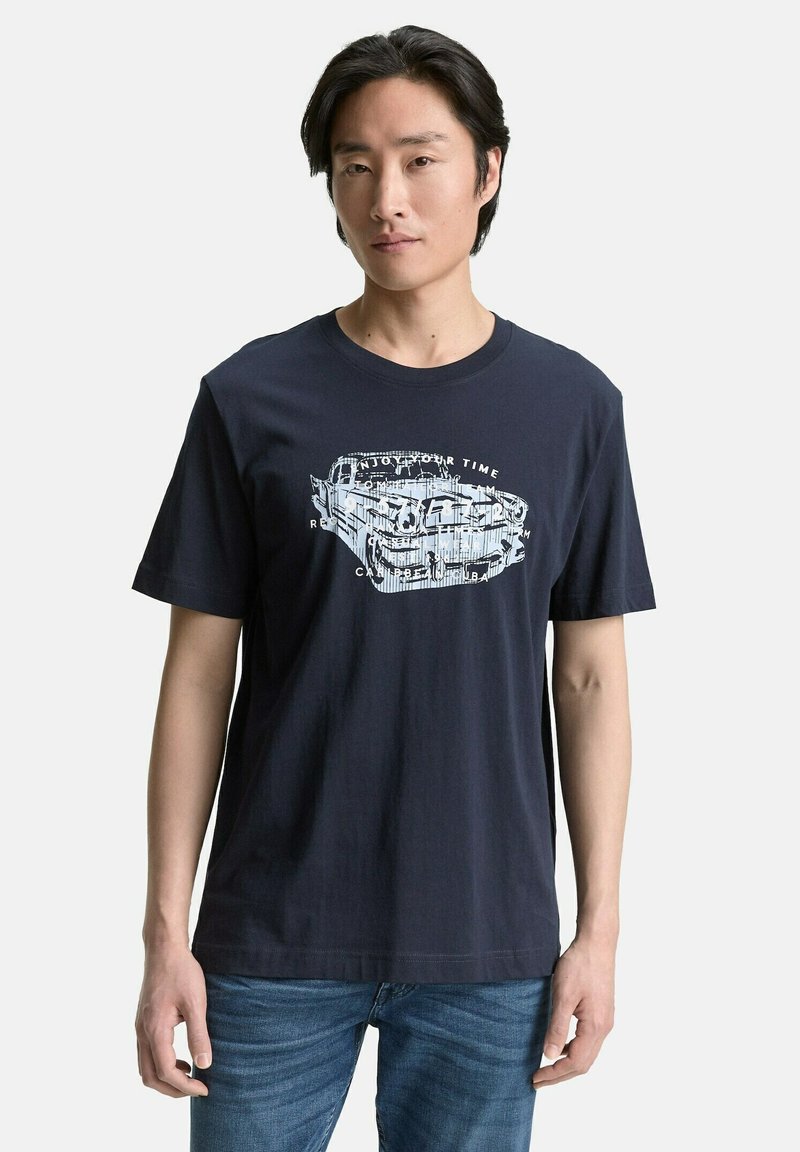 Navy blå bomulds t-shirt med grafisk print af en bil og tekst, korte ærmer, rund halsudskæring og en afslappet pasform.