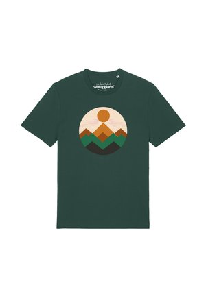 T-shirt vert foncé à manches courtes avec col rond et motif graphique de montagnes stylisées et soleil à l'intérieur d'un cercle sur la poitrine.