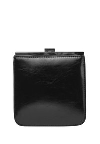 Schwarze Clutch aus Kunstleder mit glatter Textur, rechteckiger Form, silbernen Metallverschluss und sichtbaren Nähten entlang der Kanten.