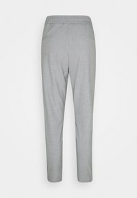 Grå byxor med en slät textur, som har en tapered design, elastisk midja och två bakfickor.