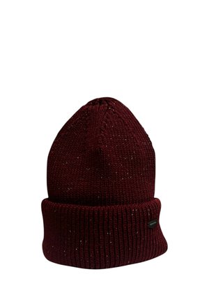 Cappello beanie lavorato a maglia rosso scuro con risvolto e piccola etichetta nera sul lato su sfondo bianco.