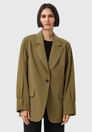 Blazer verde oliva con bottone singolo, rever a clip e maniche arricciate. Tessuto morbido con una silhouette strutturata e tasche frontali.