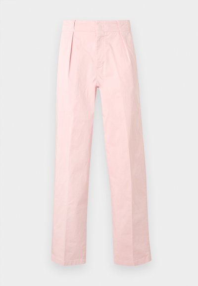 Pantalon rose clair à jambes droites avec plis devant et taille haute, présenté sur un fond blanc uni.