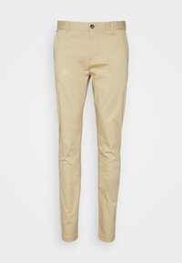 Beige Baumwollchinos mit schlankem Schnitt, Knopfverschluss, Gesäßtaschen und glatter Textur. Keine Muster oder Akzentuierungen sichtbar.