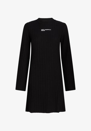 Melna ribota adīta kleita ar garām piedurknēm un augstu apkakli. Uz priekšpuses ir logo drukājums "KARL LAGERFELD JEANS".