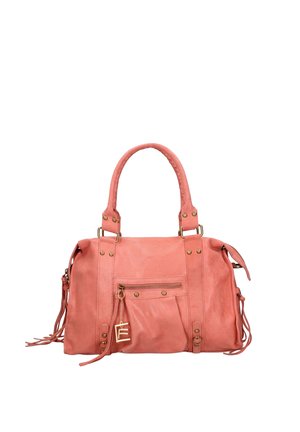 Borsa a mano rosa corallo con due manici, tasca frontale con cerniera, borchie dorate e nappine decorative sui lati e sulla cerniera.