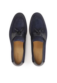 Loafers din suede bleumarin, cu un detaliu de fundă din piele, prezentând detalii de cusătură și un interior bej. Design plat, elegant, cu vârful rotunjit.
